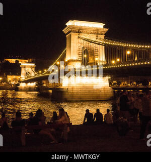 Pont suspendu de Szechenyi la nuit, enjambant le Danube à Budapest, Hongrie. Banque D'Images