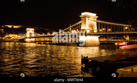 Zechenyi "Pont des chaînes de Suspension Bridge at night, enjambant le Danube à Budapest, Hongrie. Banque D'Images