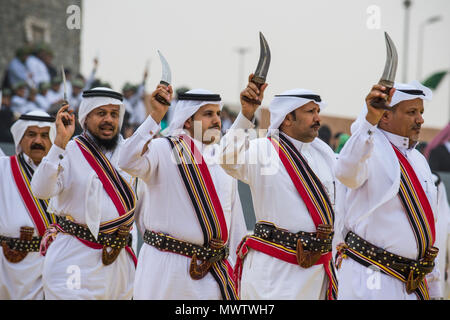 Habillé d'une tribu locale traditionnelle à danser à l'Al Janadriyah Festival, Riyadh, Arabie saoudite, Moyen Orient Banque D'Images
