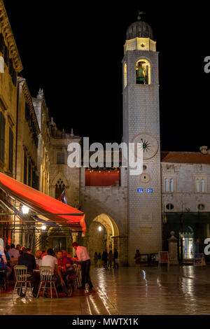 Dans Stradun tour de l'horloge à la vieille ville de Dubrovnik, site classé au Patrimoine Mondial de l'UNESCO, la Croatie, l'Europe Banque D'Images