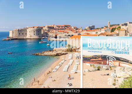 Vue sur la plage de Banje et de la vieille ville de Dubrovnik dans l'arrière-plan, Dubrovnik, Croatie, Europe Banque D'Images