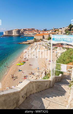 Vue sur la plage de Banje et de la vieille ville de Dubrovnik dans l'arrière-plan, Dubrovnik, Croatie, Europe Banque D'Images