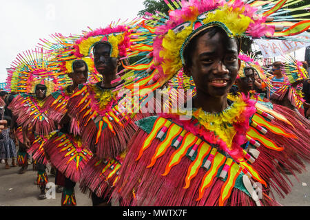 Quatre participants en robe couleur flamboyant marchant à l'assemblée annuelle du Festival Ati-Atihan, île de Kalibo, Philippines, Asie du Sud, Asie Banque D'Images