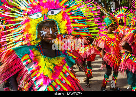 Les participants à s'habiller de couleur flamboyante en attente de mars à l'assemblée annuelle du Festival Ati-Atihan, île de Kalibo, Philippines, Asie du Sud, Asie Banque D'Images