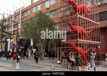 Sculpture de dinosaures rouge en Sui Jianguo Dashanzi Art District, Beijing, China, Asia Banque D'Images