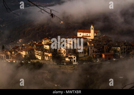 Village de La Bollene Vesubie dans la brume du soir dans les Alpes Maritimes (Alpes Maritimes), France, Europe Banque D'Images