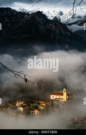 Village de La Bollene Vesubie dans la brume du soir dans les Alpes Maritimes (Alpes Maritimes), France, Europe Banque D'Images