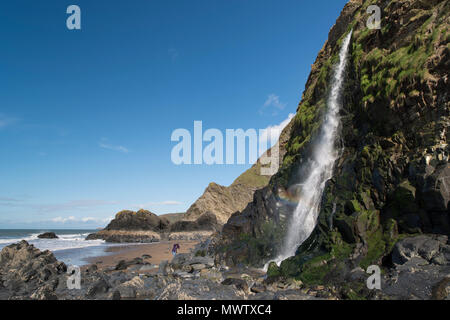 Cascade chute d'eau de mer sur une falaise à Tresaith, Ceredigion, l'ouest du pays de Galles, Royaume-Uni, Europe Banque D'Images