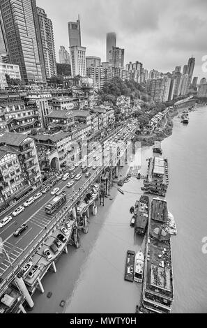 Chongqing, Chine - 03 octobre, 2017 : front de mer de la ville un jour de pluie. La ville est un centre économique de l'amont du bassin du Yangtze. Banque D'Images