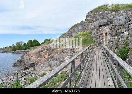 Pont en bois sur l'île de Suomenlinna. Chemin côtier, Finlande, Suomenlinna Banque D'Images