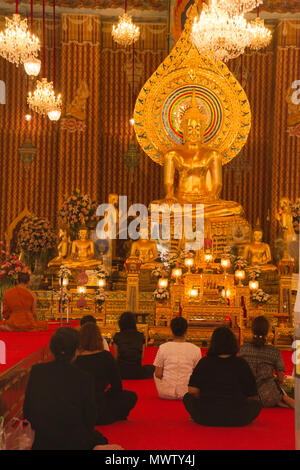 Les dévots de la Buddhist Temple de Wat Chana Songkhram, Bangkok, Thaïlande, Asie du Sud-Est, Asie Banque D'Images