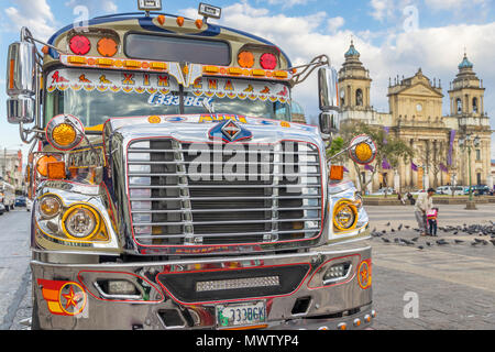 Un bus de poulet debout à la place principale de la ville de Guatemala avec vue sur la cathédrale métropolitaine, Guatemala City, Guatemala Banque D'Images