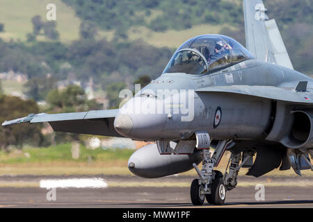 Royal Australian Air Force (RAAF) McDonnell Douglas F/A-18B Hornet jets d'un aéroport régional Illawarra à21-110. Banque D'Images