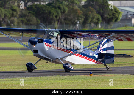 Champion Américain 8KCAB avion léger monomoteur VH-FKM à Illawarra Aéroport régional. Banque D'Images