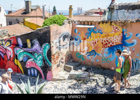 Lisbonne Portugal,Alfama,quartier historique,graffiti,ruines,art de la rue,homme hommes,femme femmes,couple,marche,hispanique,immigrants,po Banque D'Images