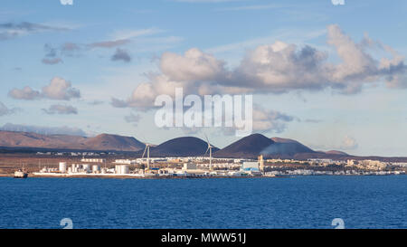 La vue sur la station balnéaire de Costa Teguise, sur l'île de Lanzarote Canaries espagnoles. Banque D'Images