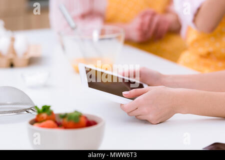 Cropped shot of woman using table pendant la cuisson Banque D'Images