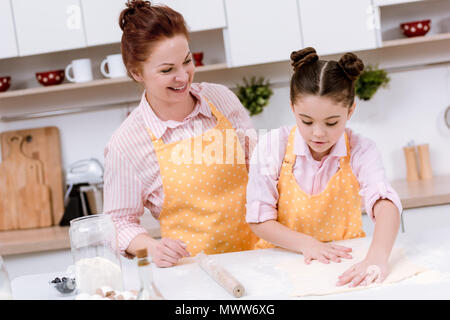 Heureux grand-mère petite-fille avec la pâte de roulement pour les cookies Banque D'Images