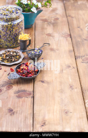 Assortiment de fleurs séchées et d'un plateau sur un fond de bois. Les produits de santé. L'aromathérapie. Espace libre pour le texte. Copier l'espace. Banque D'Images