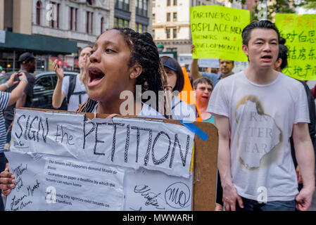 New York, USA. 1er juin 2018. New York, États-Unis. 01 Juin, 2018. Après 3 jours pour protester contre le maire de New York Bill De BIasio collusion avec le locateur et les développeurs, le Bowery 85 locataires ont mis fin à leur grève de la faim devant l'Hôtel de Ville le 1 juin 2018 ; après leur locateur Joseph Betesh a annoncé son accord sur une date limite pour que les locataires de retour dans l'immeuble d'ici le 1er août 2018. Credit : PACIFIC PRESS/Alamy Live News Crédit : Erik McGregor/Pacific Press/Alamy Live News Banque D'Images