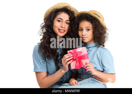 Mère et fille rose avec boîte-cadeau pour la fête des mères, isolated on white Banque D'Images