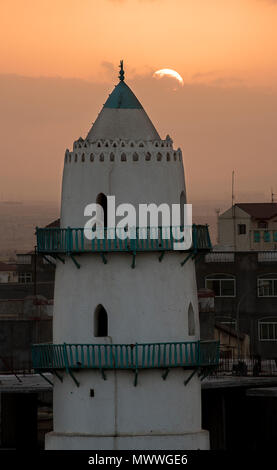 Mosquée Al Hamoudi (plus ancienne mosquée), près de la Place Rimbaud pendant le coucher du soleil à Djibouti, Afrique de l'Est Banque D'Images