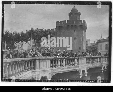 . English : Tour de France 1937 jour de repos à Perpignan le 15 juillet : sur les toits de Perpignan (de g à dr) Sylvain Marcaillou, Paul Chocque, Pierre Cloarec, Robert Tanneveau, Emile Gamard et Roger Lapebie tous (équipe de France) . 15 juillet 1937. Agence de presse Meurisse. Agence photographique présumée 612 Tour de France, Perpignan,1937 (5) Banque D'Images
