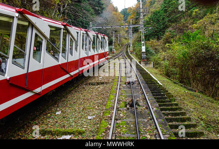 Osaka, Japon - 24 nov., 2016. Un téléférique tournant sur la voie ferroviaire au Mont Koya, à Osaka au Japon. Banque D'Images