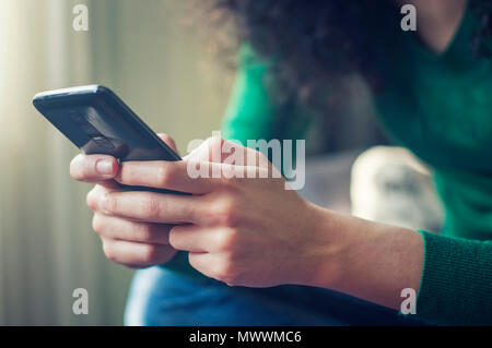 Young Woman Using Smartphone Banque D'Images
