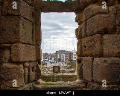 Tynemouth vu à travers une fenêtre de Tynemouth Priory, UK Banque D'Images