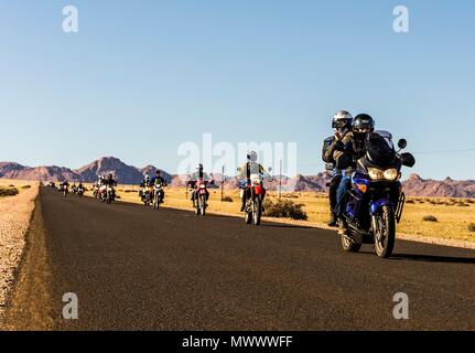 Les motocyclistes allemands de recueillir des fonds pour les chevaux sauvages du désert du Namib en équitation à travers le désert. Les chevaux sauvages ont été libérés dans le désert en 1915 lorsque des colons allemands l'Afrique du Sud-ouest de gauche laissant leurs chevaux derrière. Banque D'Images