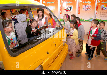 Beijing, Chine. 25 mai, 2012. Photo prise le 25 mai 2012 montre des enfants aux prises avec un autobus scolaire dans l'est de la Chine, Shanghai. Cette série de 41 photos anciennes, prises de 1978 à 2018 par an, imagée enregistrer des moments de la petite enfance enfants chinois au cours des quatre dernières décennies. Credit : Fan Jun/Xinhua/Alamy Live News Banque D'Images