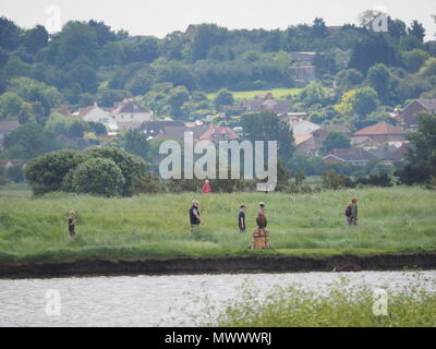 Sheerness, Kent, UK. 2 juin, 2018. Météo France : les marcheurs profiter du beau temps chaud et à Barton's Point Parc Côtier de Sheerness, Kent. Credit : James Bell/Alamy Live News Banque D'Images