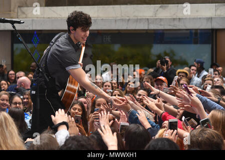 New York, USA. 1er juin 2018. Shawn Mendes joue sur la scène à la série de concerts de Citi sur aujourd'hui du Rockefeller Plaza le 1 juin, 2018 à New York. Crédit : Erik Pendzich/Alamy Live News Banque D'Images