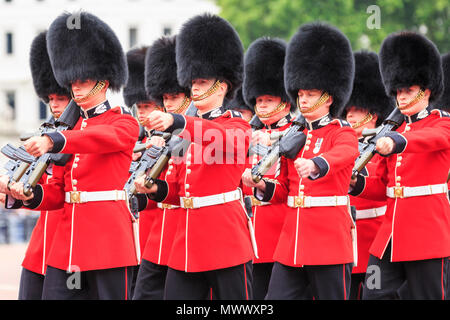 Londres, Royaume-Uni. 2 juin 2018. Les Londoniens et les touristes aiment regarder la procession et l'affichage de l'apparat par les troupes de la Division des ménages à l'examen du Colonel de parade la couleur sur le Mall, à Westminster. L'examen du Colonel est la seconde et dernière répétition publique complète de parade la couleur, une semaine avant l'anniversaire de la Reine Parade. Il se déroule le long du Mall et à Horse Guards Parade. Credit : Imageplotter News et Sports/Alamy Live News Banque D'Images