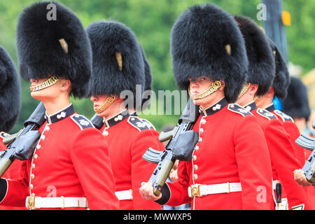 Londres, Royaume-Uni. 2 juin 2018. Les Londoniens et les touristes aiment regarder la procession et l'affichage de l'apparat par les troupes de la Division des ménages à l'examen du Colonel de parade la couleur sur le Mall, à Westminster. L'examen du Colonel est la seconde et dernière répétition publique complète de parade la couleur, une semaine avant l'anniversaire de la Reine Parade. Il se déroule le long du Mall et à Horse Guards Parade. Credit : Imageplotter News et Sports/Alamy Live News Banque D'Images