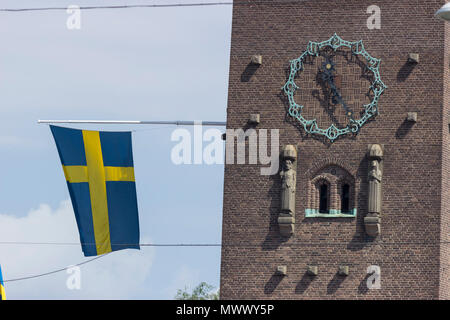 Vue détaillée de l'horloge et un drapeau suédois à un mât fixé sur le côté de la tour médiévale du stade mur, suspendu dans l'air pendant l'événement marathon 2018. Banlieue Norrmalm, Stockholm, Suède. 2 juin 2018. ASICS marathon de Stockholm (STHLM) 2018 Crédit : BasilT/Alamy Live News Banque D'Images