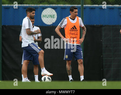 02 juin 2018, l'Espagne, Sant Joan Despi : Soccer, l'équipe d'Argentine lors d'un camp de Loreto en préparation de la Coupe du monde. Jamais Banega et Angel Di Maria (r). Photo : Cezaro De Luca/dpa dpa : Crédit photo alliance/Alamy Live News Banque D'Images