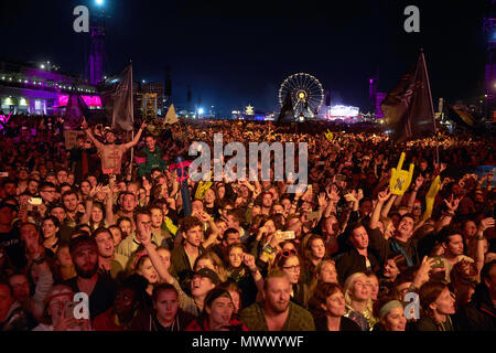 Nuerburg, Allemagne. 2 juin 2018. Fans se rassembler devant la scène principale au festival de musique "Rock am Ring", qui dispose de 80 bandes sur 3 étapes différentes. Photo : Thomas Frey/dpa dpa : Crédit photo alliance/Alamy Live News Banque D'Images