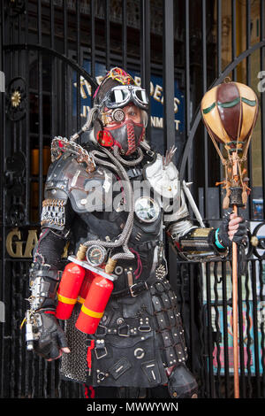 Cosplay Steampunk futuriste nucléaire ventilé rétro plein visage vintage anime masque à gaz, apocalypse visage couvrant au TimeQuake Steampunk Festival.John Simpson en profitant d'une journée splendide, un week-end complet de divertissements Steampunk dans le charmant retre de bord de mer victorien Banque D'Images