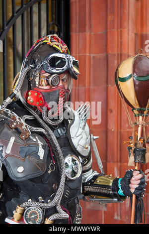 Morecambe, Lancashire UK 02/-6/2018. John Simpson bénéficiant d'une superbe journée, un week-end complet de divertissements Steampunk dans la charmante station balnéaire victorienne de retraite Crédit : MediaWorldImages Morecambe/Alamy Live News Banque D'Images