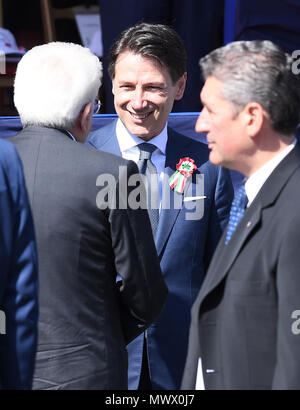 Rome, Italie. 2 juin, 2018. Le Premier ministre italien Giuseppe Conte (C) détient les mains avec le président italien Sergio Mattarella au cours de la cérémonie marquant la Journée de la République à Rome, Italie, le 2 juin 2018. Credit : Alberto Lingria/Xinhua/Alamy Live News Banque D'Images