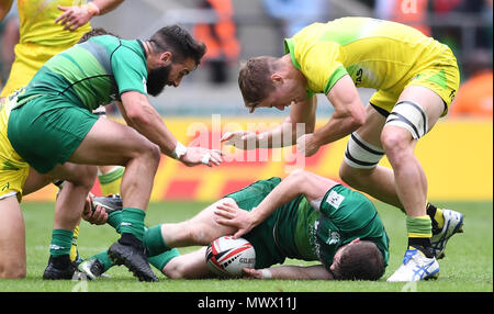 Le stade de Twickenham, London, UK. 2 juin, 2018. Monde de Rugby à 7 de la HSBC, série 7s l'Australie contre l'Irlande 7s ; Sam Myers de l'Australie et de l'Irlande Roche Marque en concurrence pour le bal à l'Action : Crédit ruck Plus Sport/Alamy Live News Banque D'Images