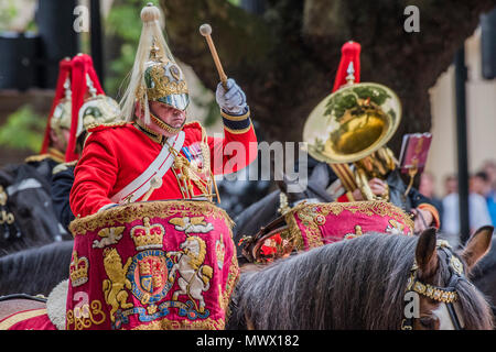 Londres, Royaume-Uni. 2 juin 2018. Les bandes de montage la Household Cavalry - Examen du colonel en 2018, la dernière inspection officielle de la Division des ménages avant l'anniversaire de la Reine Parade, plus connue sous le nom de Parade la couleur. Les Coldstream Guards Les fournisseurs de leur couleur et de leur colonel du régiment, le Lieutenant-général Sir James Jeffrey Corfield Bucknall, reçoit le salut. Crédit : Guy Bell/Alamy Live News Banque D'Images