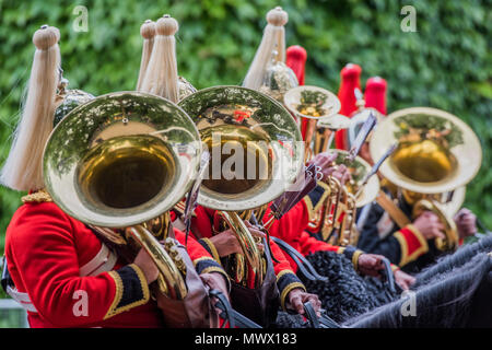 Londres, Royaume-Uni. 2 juin 2018. Les bandes de montage la Household Cavalry - Examen du colonel en 2018, la dernière inspection officielle de la Division des ménages avant l'anniversaire de la Reine Parade, plus connue sous le nom de Parade la couleur. Les Coldstream Guards Les fournisseurs de leur couleur et de leur colonel du régiment, le Lieutenant-général Sir James Jeffrey Corfield Bucknall, reçoit le salut. Crédit : Guy Bell/Alamy Live News Banque D'Images