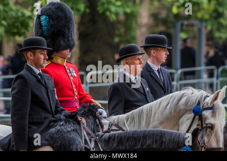 Londres, Royaume-Uni. 2 juin 2018. Palefreniers dans chapeau melon de membres de la famille royale - Le Colonel's Review 2018, la dernière inspection officielle de la Division des ménages avant l'anniversaire de la Reine Parade, plus connue sous le nom de Parade la couleur. Les Coldstream Guards Les fournisseurs de leur couleur et de leur colonel du régiment, le Lieutenant-général Sir James Jeffrey Corfield Bucknall, reçoit le salut. Crédit : Guy Bell/Alamy Live News Banque D'Images