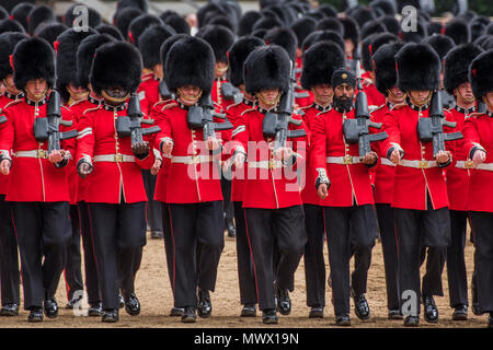 Londres, Royaume-Uni. 2 juin 2018. Un garde sikh dans un turban plutôt qu'un - bearskin marche sur Horse Guards Parade Ground - Examen du colonel en 2018, la dernière inspection officielle de la Division des ménages avant l'anniversaire de la Reine Parade, plus connue sous le nom de Parade la couleur. Les Coldstream Guards Les fournisseurs de leur couleur et de leur colonel du régiment, le Lieutenant-général Sir James Jeffrey Corfield Bucknall, reçoit le salut. Crédit : Guy Bell/Alamy Live News Banque D'Images