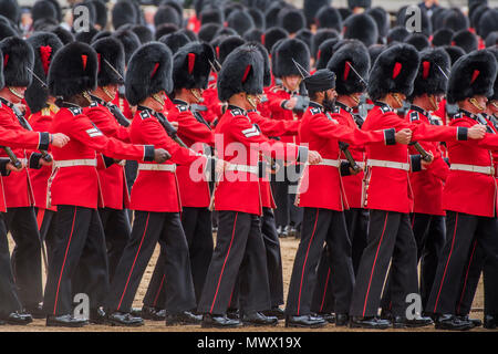 Londres, Royaume-Uni. 2 juin 2018. Un garde sikh dans un turban plutôt qu'un - bearskin marche sur Horse Guards Parade Ground - Examen du colonel en 2018, la dernière inspection officielle de la Division des ménages avant l'anniversaire de la Reine Parade, plus connue sous le nom de Parade la couleur. Les Coldstream Guards Les fournisseurs de leur couleur et de leur colonel du régiment, le Lieutenant-général Sir James Jeffrey Corfield Bucknall, reçoit le salut. Crédit : Guy Bell/Alamy Live News Banque D'Images