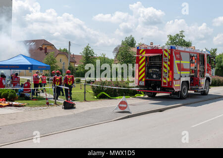 Maribor, Slovénie. Le 2 juin 2018. Les travailleurs des services d'urgence former dans l'action avec les sauveteurs, pompiers, de la police et de la Croix-Rouge à Slovenska Bistrica pour garantir l'état de préparation en cas d'urgence. Majorité des participants sont des volontaires locaux dans les pompiers et croix rouge. Credit : Andrej Safaric/Alamy Live News Banque D'Images