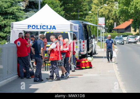 Maribor, Slovénie. Le 2 juin 2018. Les travailleurs des services d'urgence former dans l'action avec les sauveteurs, pompiers, de la police et de la Croix-Rouge à Slovenska Bistrica pour garantir l'état de préparation en cas d'urgence. Majorité des participants sont des volontaires locaux dans les pompiers et croix rouge. Credit : Andrej Safaric/Alamy Live News Banque D'Images